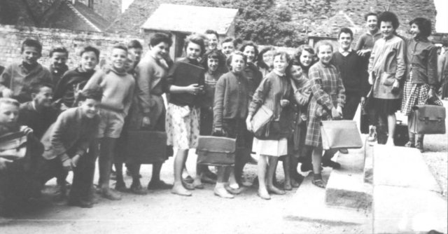 1958-1959. Classe de Cinquième s'apprêtant à monter le perron de la cour principale du Collège. À droite du cliché, Andrée Borel fait les oreilles de lapin à Liliane Baloche !