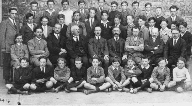 1924-1925. Le répétiteur (M. Turbout, debout, à g.), le Principal (M. Cottin, 2ème rang, 5ème place en partant de la g.) et les professeurs (2ème rang, de g. à dr., MM. Abervé-Guéguen, Chéhère, Rougeyron, Lebis, Rapicault, Laurain et Besnard) photographiés avec la classe de Quatrième. 