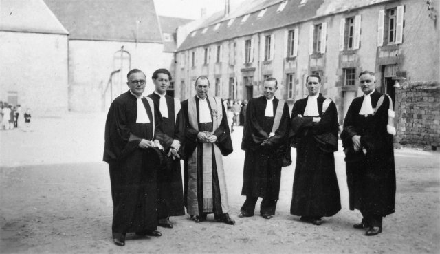 10 novembre 1946, après la cérémonie de remise de l'insigne de Chevalier de la Légion d'honneur à Paul Herlemont. (De g. à dr. : MM. Burger, Bassereau, Herlemont, Gicquel, Frambourg et Chesneaux).