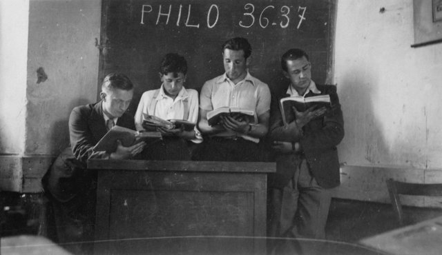 1936-1937. Élèves de la classe de Philosophie tout à leur lecture. (De g. à dr. : Jacques Letrou, élève Vivier, élève Marchand et Jean Lafontaine). 