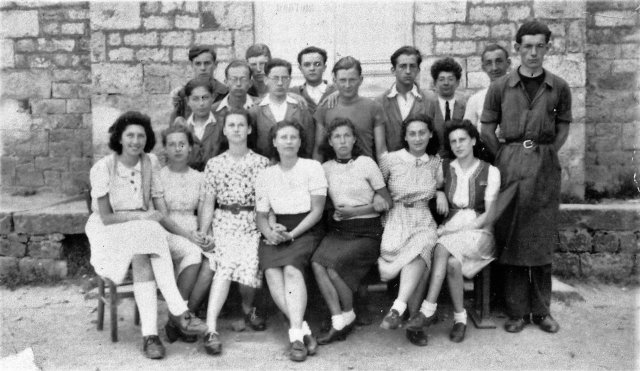 1941-1942. Classe de Seconde de Léon Juillet (3ème rang, 3ème en partant de la g., à demi caché) et de Jean Milhaud (2nd rang, 2ème en partant de la dr., avec la cravatte).