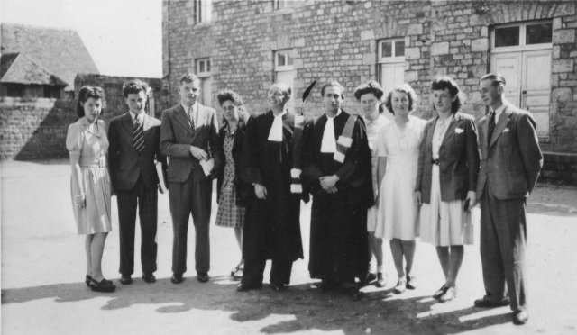 1945. Les professeurs Gicquel (au centre, à g.) et Labernède avec des élèves des classes de Mathématiques élémentaires et de Philosophie.