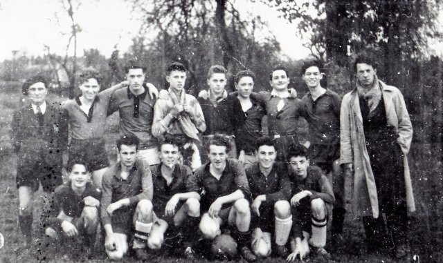 1950-1951. MM. Delepault (à g.) et Mallatre (à dr.) avec l'équipe de football du Collège.