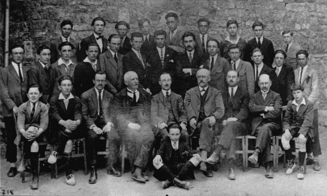 1924-1925. Les professeurs et le Principal avec la classe de Troisième (1er rang, de g. à dr. à partir de la 3ème place, MM. Itard, Rougeyron, Cottin [Principal], Carrel, Chéhère, Laurain).
