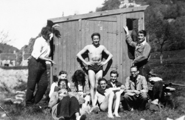 1942. Pierre Hée, au centre, s'apprête à se baigner dans la Varenne.