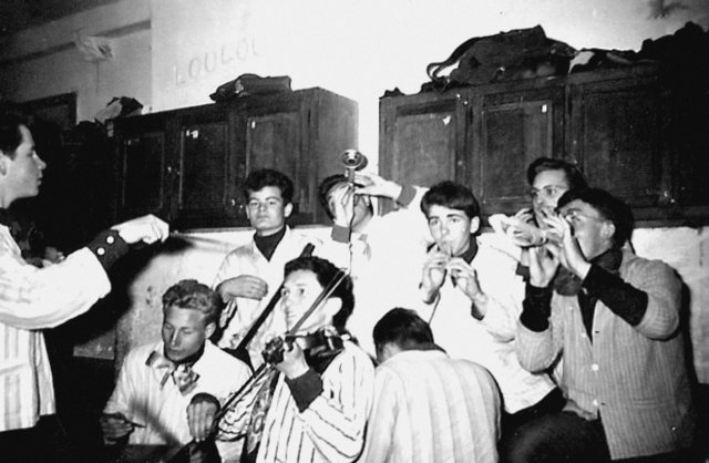 1959. L'orchestre du Collège. De g. à dr. : élèves Louvière, Genevrais, Vallard, Martin (avec le violon), Victoire (avec la trompette), Corbin (de dos), Sibireff (avec la flutte), Vielpeau et Perdereau.