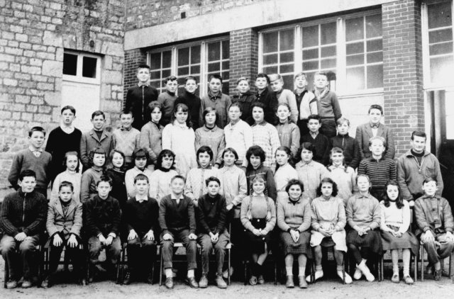 1960-1961. Classe de Cinquième de M. Terrasse (Professeur d'Éducation physique, 2nd rang, à dr.)