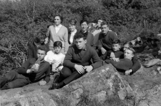 1962-1963. Élèves sur les rochers du Tertre-Sainte-Anne