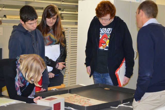 Les élèves découvrant le riche fonds des Archives départementales de l'Orne.