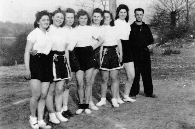 18 mai 1943. Les filles en cours de gymnastique avec M. Martin (à dr.). (De g. à dr. : G. Legauffre, J. Boisseaux, M. Quettier, S. Évin, M. Herlemont, A. Boisseau et G. Gamard).