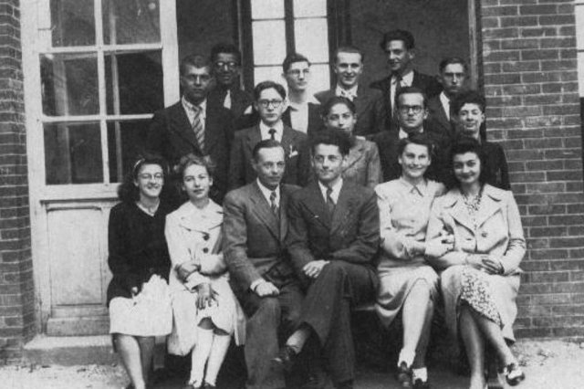 1941-1942. Élèves de Première avec MM. Gicquel (au centre, à g.) et Bassereau.