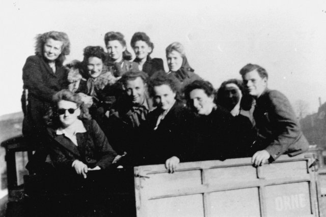 Mai 1945. Madeleine Quettier, Marguerite Herlemont, Claudette Richard et Simone Lechevrel (respectivement 1ère, 2e, 3e et 4e en partant de la g.) et leurs camarades en camionnette.