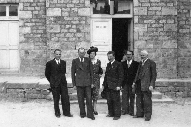 Juillet 1946. Après la cérémonie de distribution des Prix du Collège de Domfront. (De g. à dr. : G. Beaumont, M. et Mme Herlemont, A. Rougeyron, P. Nez, Dr. W. Lévèque). 
