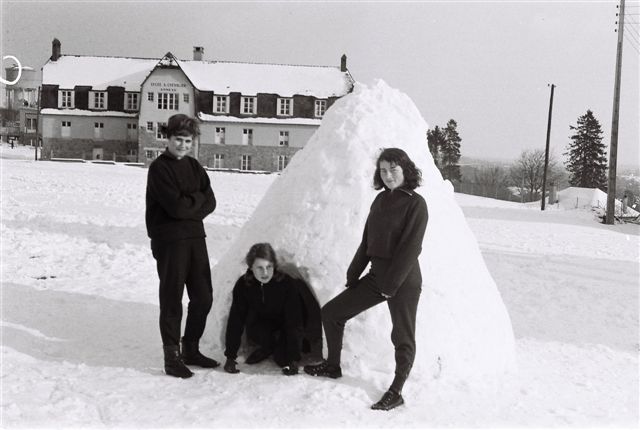 Hiver 1962-63. De g. à dr. : Odile Thébault, Jeanine Thébault et Anne-Marie Soutif. (À l'arrière-plan, jouxtant la Place-du-Champ-de-foire, l'actuel internat du lycée)