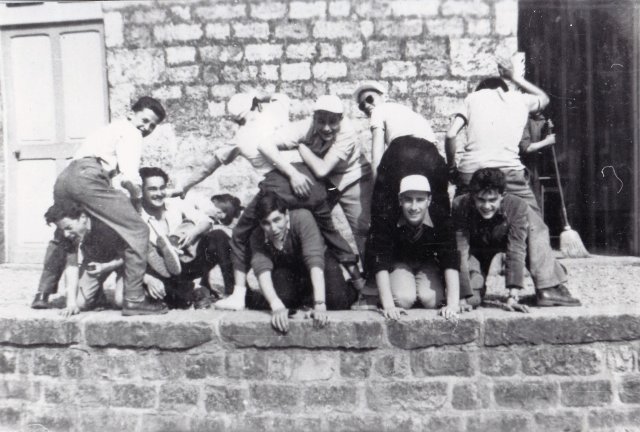 1951-1952. Georges Legoué (debout, de face, avec la casquette) et ses camarades font les pitres.