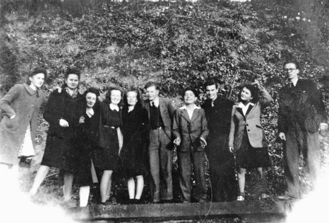 30 mars 1944, à Mortain. De g. à dr. : élèves Legauffre-Macé-Lafontaine-Langlois-Quettier-Bonaventure-Danvel-Lordier-Schaffer-Lebigot.