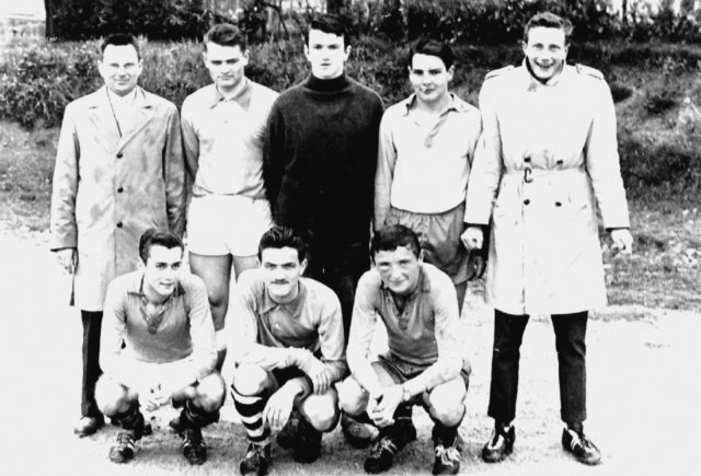 1959-1960. Équipe de football du lycée lors du tournoi de l'Ascension 1960. (Debout à g. figure M. Tencé)