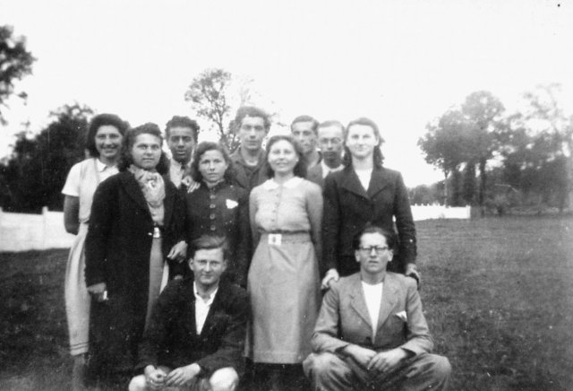 28 juin 1942. La classe de Melles Herlemont, Gamard, Fouilleul et de MM. Medan, Chesneau, Lebigot, Hée et Fouilleul. 