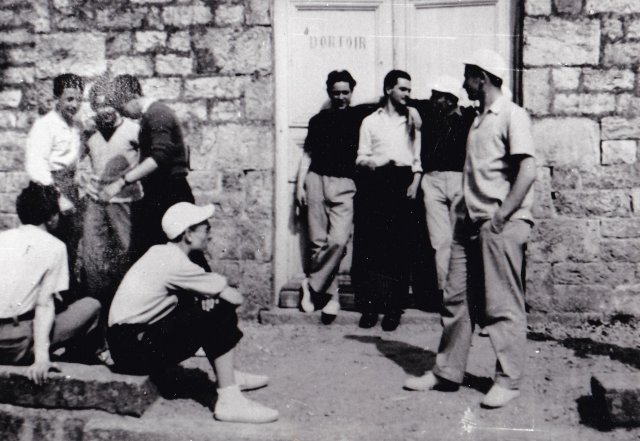 1951-1952. Un groupe d'élève devant l'entrée de l'actuelle Galerie d'Art du lycée. Les élèves Masseron (au centre, sous l'inscription « dortoir ») et Legoué (à sa droite) figurent au centre de ce cliché.