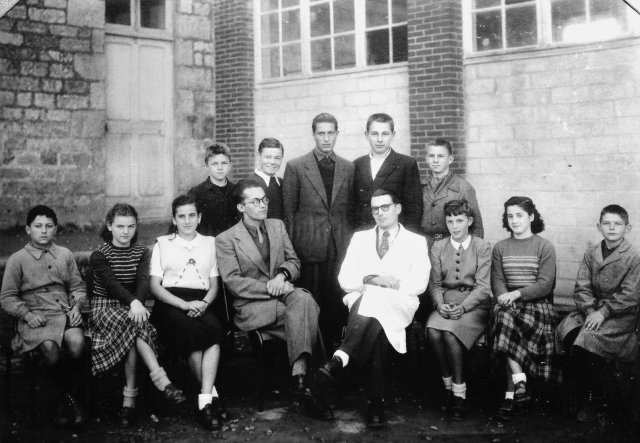 1950-1951. MM. Vincent (au centre, à g.) et Tencé avec une classe de Troisième.