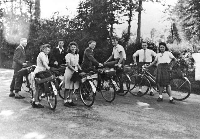 18 Juin 1943. Les mêmes élèves (moins Melle Heuzé) lors du retour des épreuves du baccalauréat à Flers.