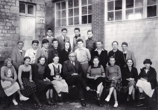 1951-1952. M. Burger avec une classe de Seconde.