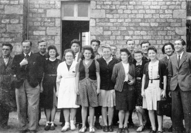 1942-1943. Élèves des classes de Mathématiques-élémentaires et de Philosophie avec leurs professeurs, MM. Gicquel (2ème en partant de la g.) et Labernède (1er en partant de la dr.).