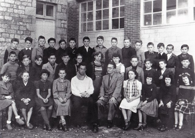 1950-1951. MM. Mallatre (au centre, à g.) et Vincent avec une classe de Sixième.