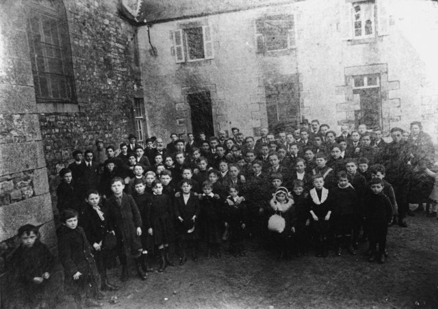 Élèves et professeurs photographiés en 1919.