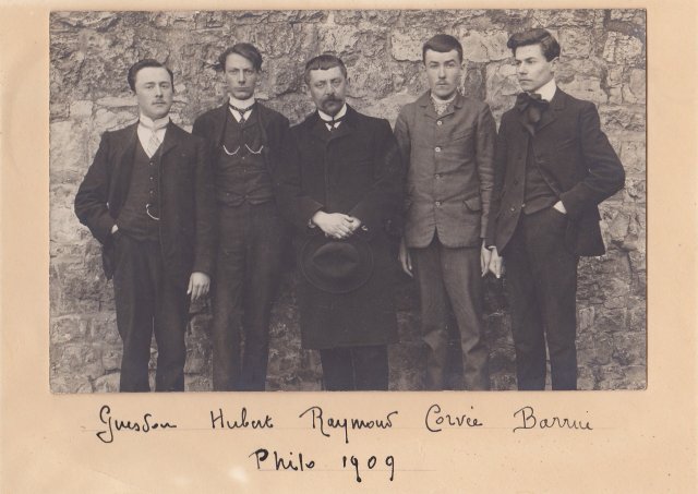 La classe de Philosophie et M. Raymond en 1909.