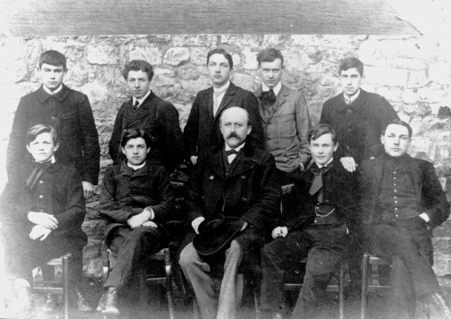 Au centre, le professeur de philosophie M. Carrel photographié en 1910 avec une autre classe.