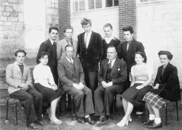  1951-1952. MM. Gicquel (à g.) et Mortas avec une classe de Première.