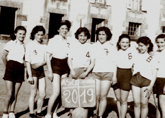 1951-1952. L'équipe féminine de basket-ball du Collège. De g. à dr. : ?, Michèle Lomet, Michèle Jamet (?), Annie Chaponnais, Guillemette Chédeville (ou Michèle Chaponnais), Claudine Dromer, Arlette Brionne (n°8, capitaine de l'équipe), Nicole Damoiseau et ?.