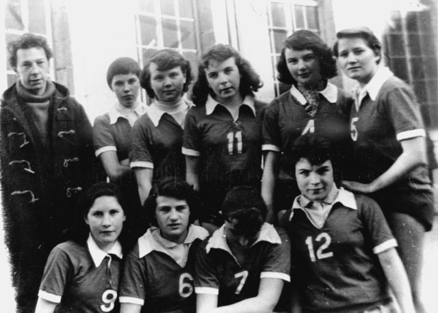 1955-1956. M. Mallatre avec l'équipe féminine de basket-ball du Collège. 1er rang : Y. Laurence, M-T. Bertrand, Y Letissier et C. Levalet. 2nd rang : M. Mallatre, F. Gicquel, J. Baloche, C. Thérou, Launay et M-T. Friedmann.