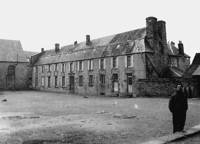 1946. P. Mazeaud dans la cour intérieure du Collège. (Cliché d'Ernest Guérin).