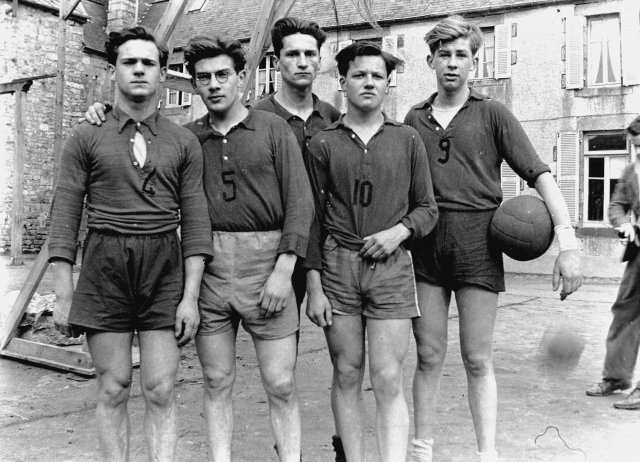 1946-1947. Équipe de basket-ball du Collège. De g. à dr. élèves Poilblanc, Galienne, Darrieu, Mazeaud et Turmel.
