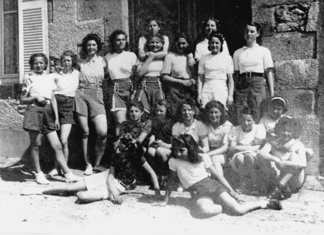 1943. Les filles en tenue de gymnastique. (Au premier plan figurent Germaine Tanguy [ à g.] et Annie Heuzé ; au 3ème rang, debout, 1ère en partant de la dr., Marguerite Herlemont).