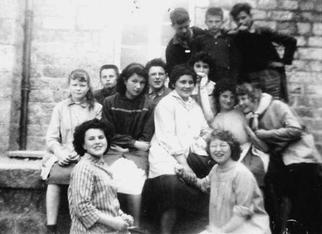 1959-1960. Classe de Quatrième. Au premier plan, Liliane Baroche (à g.) et Michelle Aumont