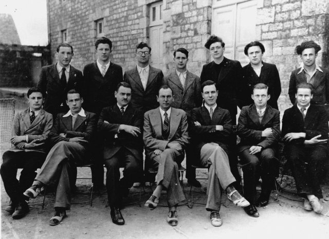 1936-1937. MM Beaumont, Herlemont et Barges (au centre, de g. à dr.) avec des élèves des classes de Philosophie et de Mathématiques élémentaires.