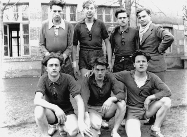 1946-1947. Équipe de basket-ball du Collège. De h. en b. et de g. à dr. : élèves Darrieu, Turmel, Poilblanc, Graveron, Bizeul, Galienne et Mazeaud.