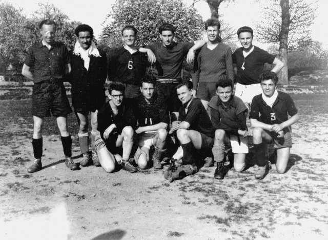 1946-1947. Les joueurs de l'équipe de football du Collège parmi lesquels figure M. Gicquel (à g.). 
