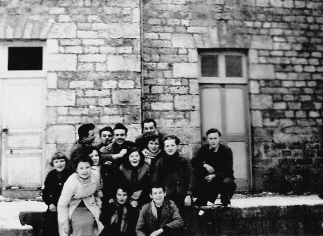 1953-1954. Groupe d'élèves sur le perron enneigé de la cour principale du Collège.