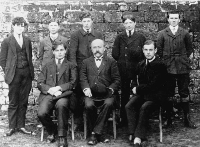 Au centre, le professeur de philosophie M. Carrel photographié en compagnie de l'une de ses classes en 1910.