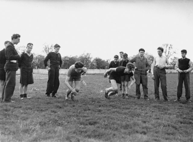 1945-1946. Les élèves de M. Mallatre (à g.) s'entraînent au sprint (Bizeul est le coureur de dr., Montécot, de g.).
