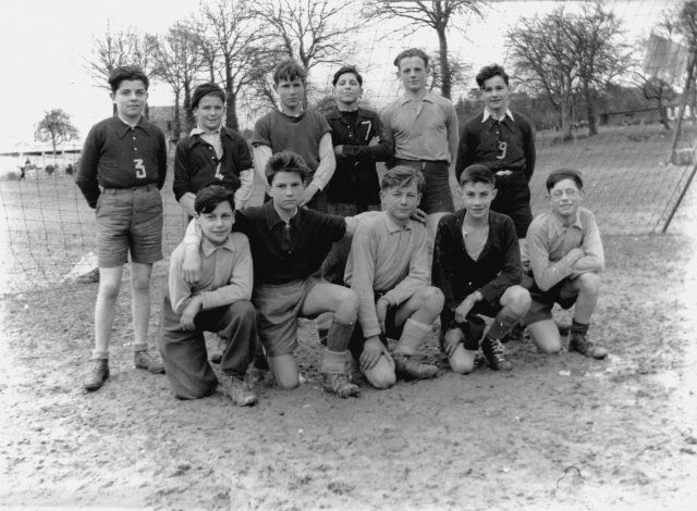1946-1947. L'équipe de football des élèves Épivent (n° 4) et Duval (n° 9).