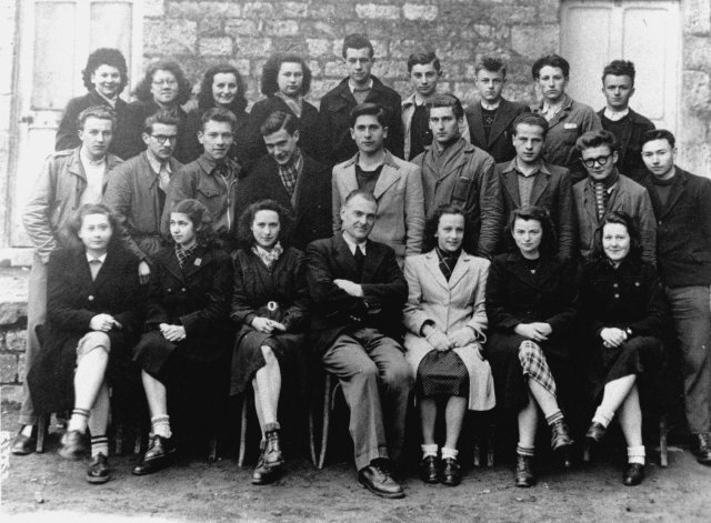 1947-1948. M. Beaumont (Surveillant Général) avec les élèves de Première.