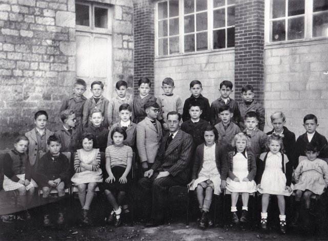 1951-1952. M. Durand avec une classe primaire.