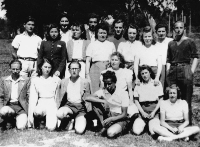 21 juin 1942. Le surveillant R. Leneveu (à dr.) avec les élèves.