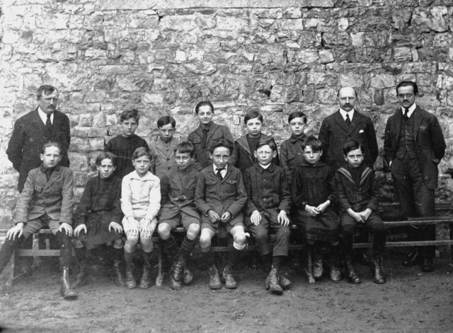 1923-1924. MM. Chardon (Principal, 2nd rang, à g.), Laurain et Itard photographiés avec la classe de Cinquième.