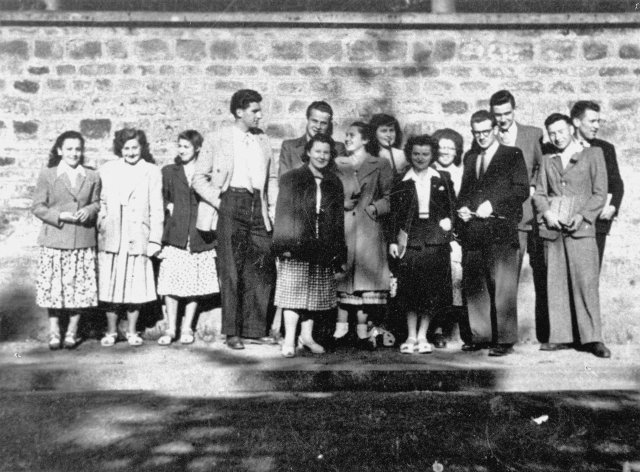1947-1948. Élèves de Première pendant la récréation.